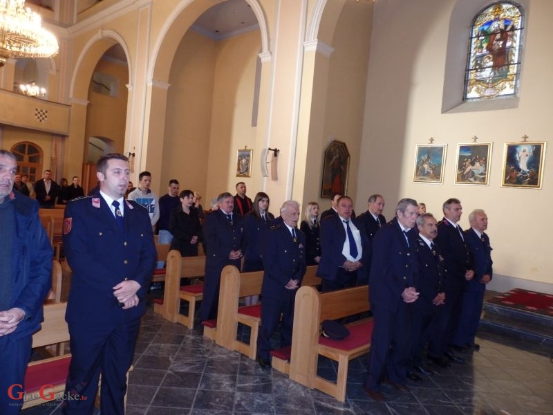 Otočki vatrogasci slavili svetu Misu u župnoj crkvi