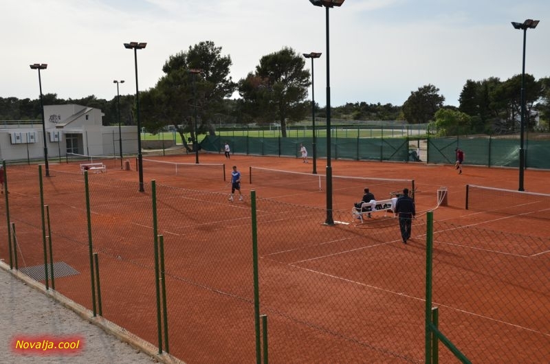 Zajedničkom akcijom ostvaren san o tenis terenima u Novalji Zajedničkom akcijom ostvaren san o tenis terenima u Novalji