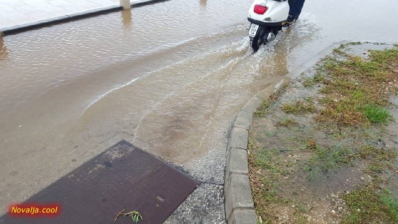 I u Novalji poplavljene ceste i podrumi I u Novalji poplavljene ceste i podrumi