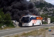 Kod Prizne izgorio autobus