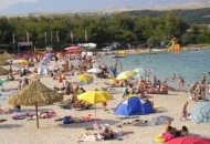 Na plaži Zrće tuča i otuđen mobitel a iz kuće u Vidalićima novac Na plaži Zrće tuča i otuđen mobitel a iz kuće u Vidalićima novac