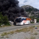 Kod Prizne izgorio autobus