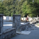 Uklanja se višak ograde ispred crkve Presveta Trojstva u Otočcu