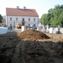 Uklanja se višak ograde ispred crkve Presveta Trojstva u Otočcu
