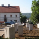 Uklanja se višak ograde ispred crkve Presveta Trojstva u Otočcu