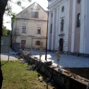 Uklanja se višak ograde ispred crkve Presveta Trojstva u Otočcu