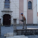Uklanja se višak ograde ispred crkve Presveta Trojstva u Otočcu