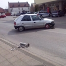 Škodom "najašio" na zaštitni stupić