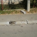 Dižu se rubnjaci uz cestu od visokih temperatura