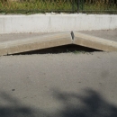 Dižu se rubnjaci uz cestu od visokih temperatura