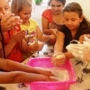 Veliki interes djece  za  radionicu izrade Japodskog nakita od vune