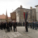 Biskup Komarica u procesiji ulicama grada Senja 