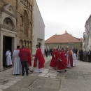 Biskup Komarica u procesiji ulicama grada Senja 