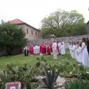 Biskup Komarica u procesiji ulicama grada Senja 