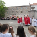 Biskup Komarica u procesiji ulicama grada Senja 
