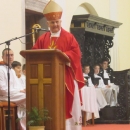 Biskup Komarica u procesiji ulicama grada Senja 