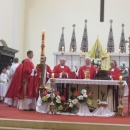 Biskup Komarica u procesiji ulicama grada Senja 