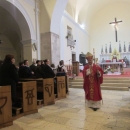 Biskup Komarica u procesiji ulicama grada Senja 