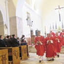 Biskup Komarica u procesiji ulicama grada Senja 