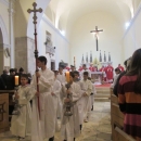 Biskup Komarica u procesiji ulicama grada Senja 