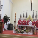 Biskup Komarica u procesiji ulicama grada Senja 