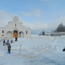 Očišćen snjijeg oko crkve Hrvatskih mučenika na Udbini 