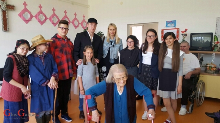 Mali čakavčići razveselili bakice i djedice
