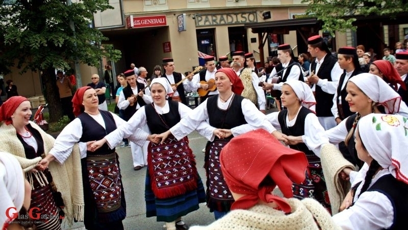 Mimohod u 17, nastupi u 18 uri