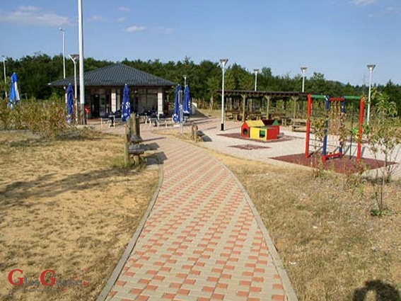 Ukralo stolove i klupe s odmorišta