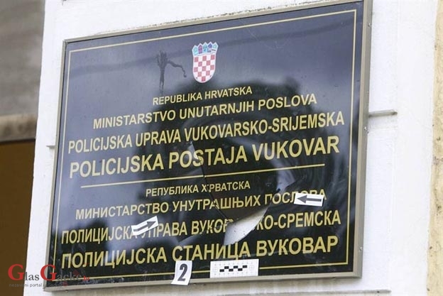 Vukovarski stožer za umrlog Pajčića pokrio dvojezičnu ploču crnom plahtom