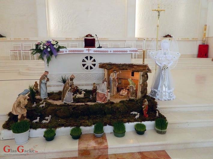 Tradicijske jaslice u modernu interijeru