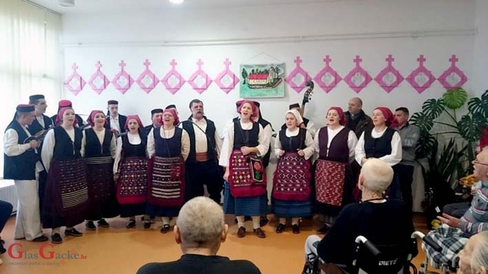 Lešćerani razveselili umirovljenike u domu