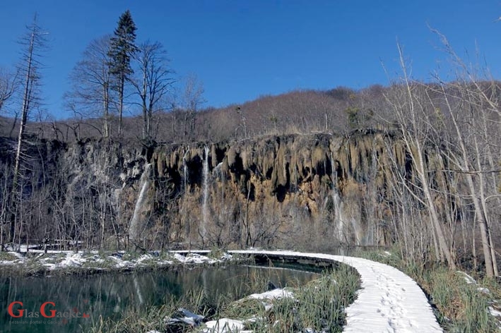 Gornja jezera pod laganim snijegom