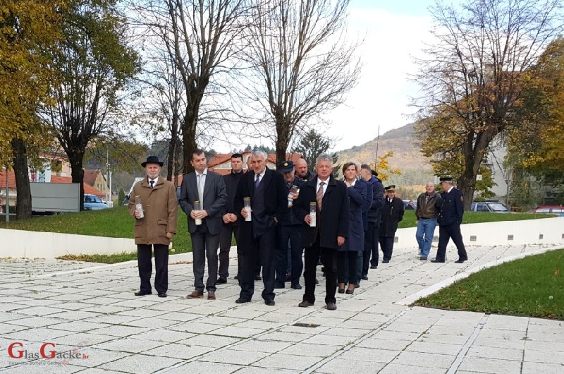 U Otočcu položeni vijenci i svijeće u povodu blagdana Svih svetih