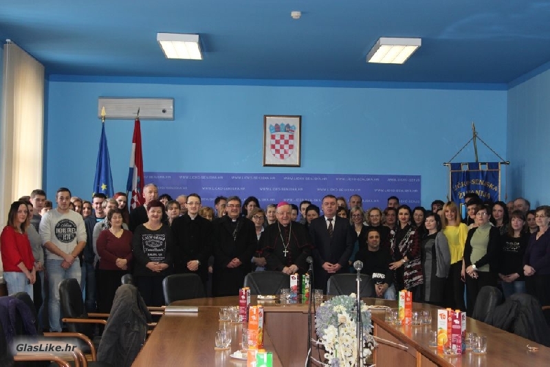 Biskup mons.dr.Mile Bogović u kanonskoj vizitaciji župe Gospić 