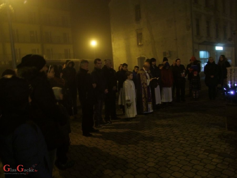 Upaljena prva adventska svijeća u Otočcu 