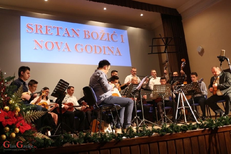 Veličanstven novogodišnji koncert Tamburaškog orkestra GPOU-a Otočac 