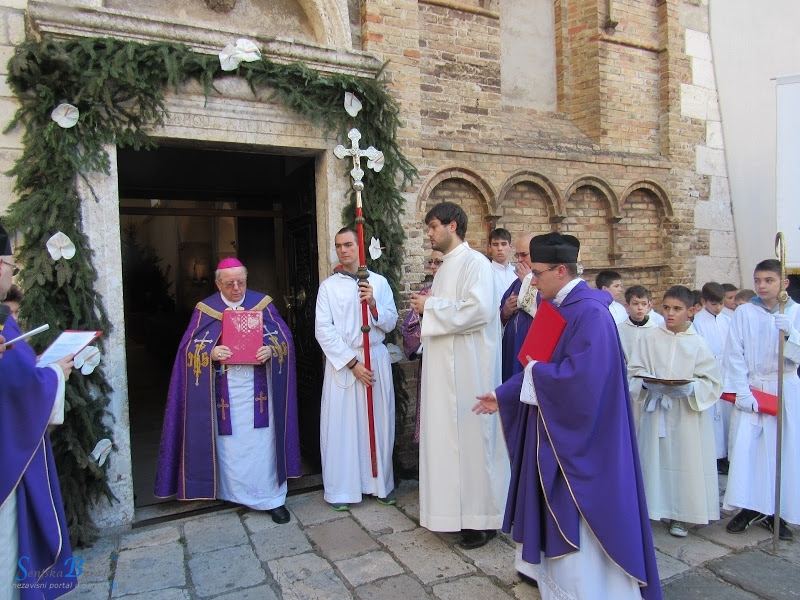 Svečano otvorena vrata milosrđa u Senju