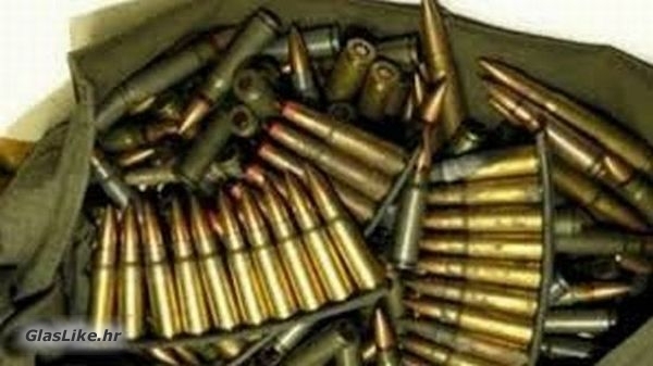 U Donjem Lapcu dragovoljno predao 51 komad raznog streljiva 