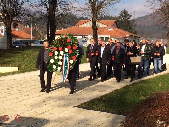 Počast žrtvama stradanja Vukovara i Škabrnje odali članovi GO HDZ Otočac 