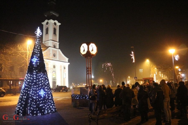 Upaljena treća adventska svijeća