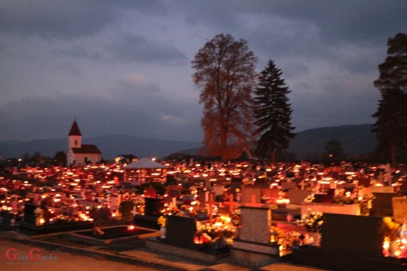 Otočac:Groblje noću na Sve svete