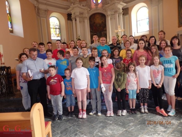 Hodočasnici iz Varaždinskih Toplica u župnoj crkvi u Otočcu