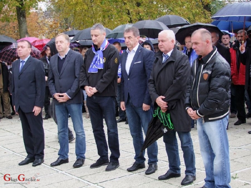 Karamarko se poklonio žrtvama Domovinskog rata u Otočcu 
