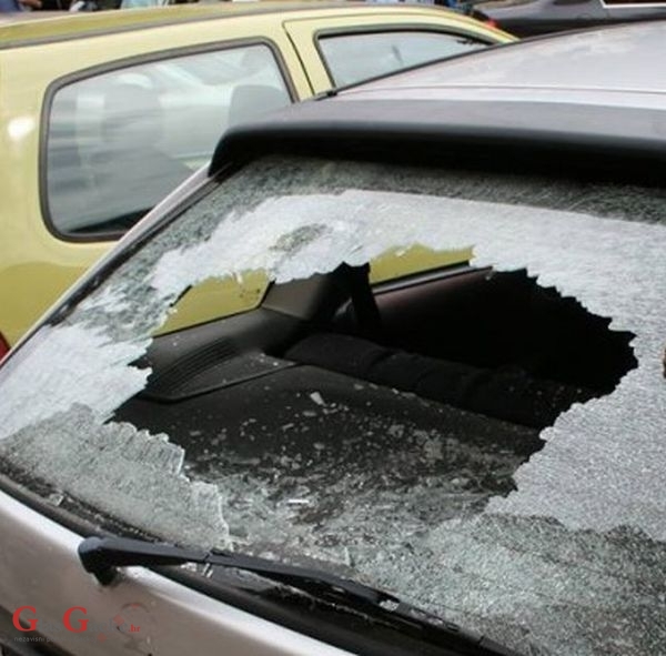 Rukom razbio zadnje vjetrobransko stalo na osobnom automobilu 