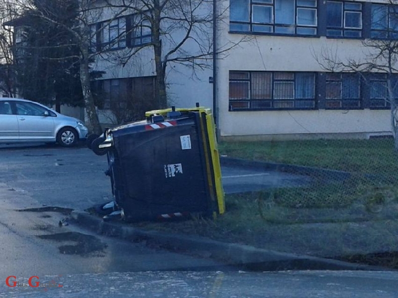 Noćas olujno jugo bacalo kontejnere od smeća po ulicama
