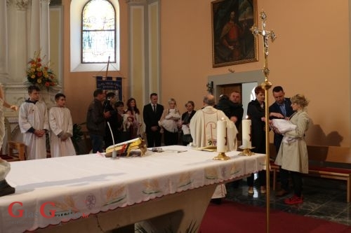 Jučer na Bijelu nedjelju tri krštenja u župi Otočac 