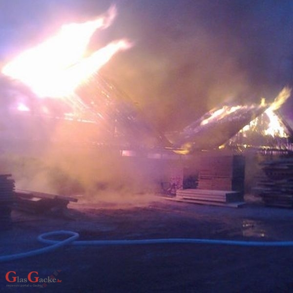 Izgorio bivši pogon pilane u Dabru 