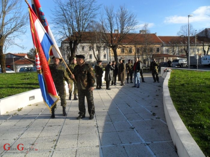 Branitelji iz Raba položili cvijeće i zapalili svijeće kod spomenika braniteljima u Otočcu 