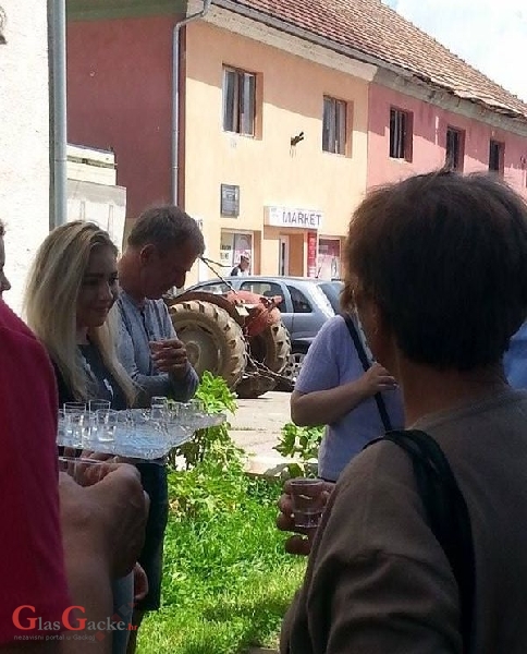 Slavonska šljivovica pod lipama Gacke
